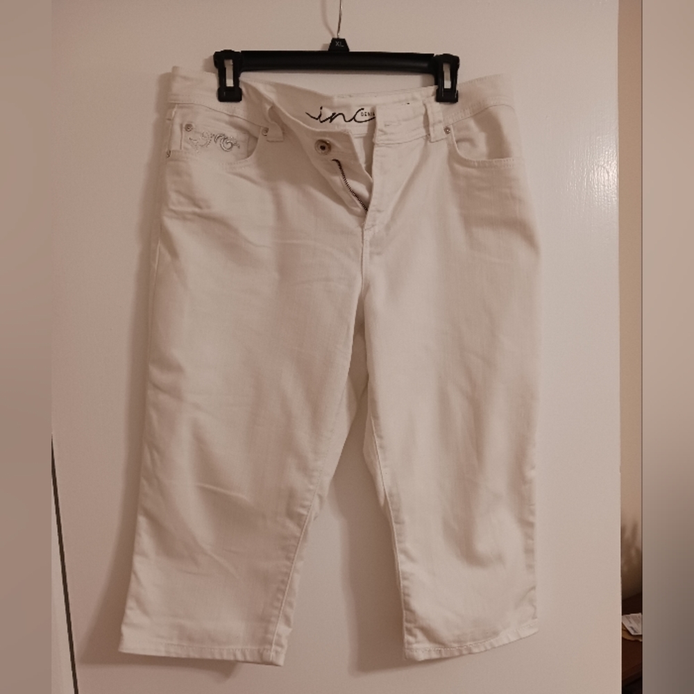 INC International Concepts White Capris